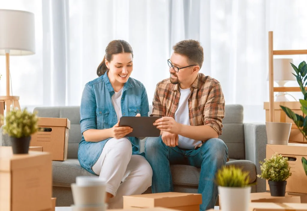 couple-are-moving-to-new-apartment--1024x705